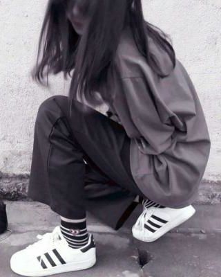 灯光下的明与暗 作者：无所